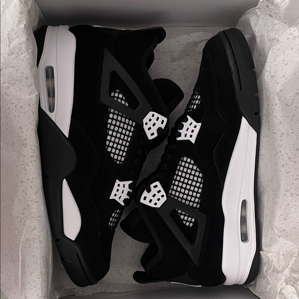 NEW Men’s Jordan 4 Retro in White Thunder